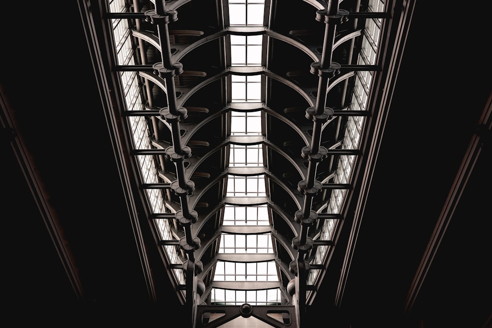 建物の天井のローアングル写真