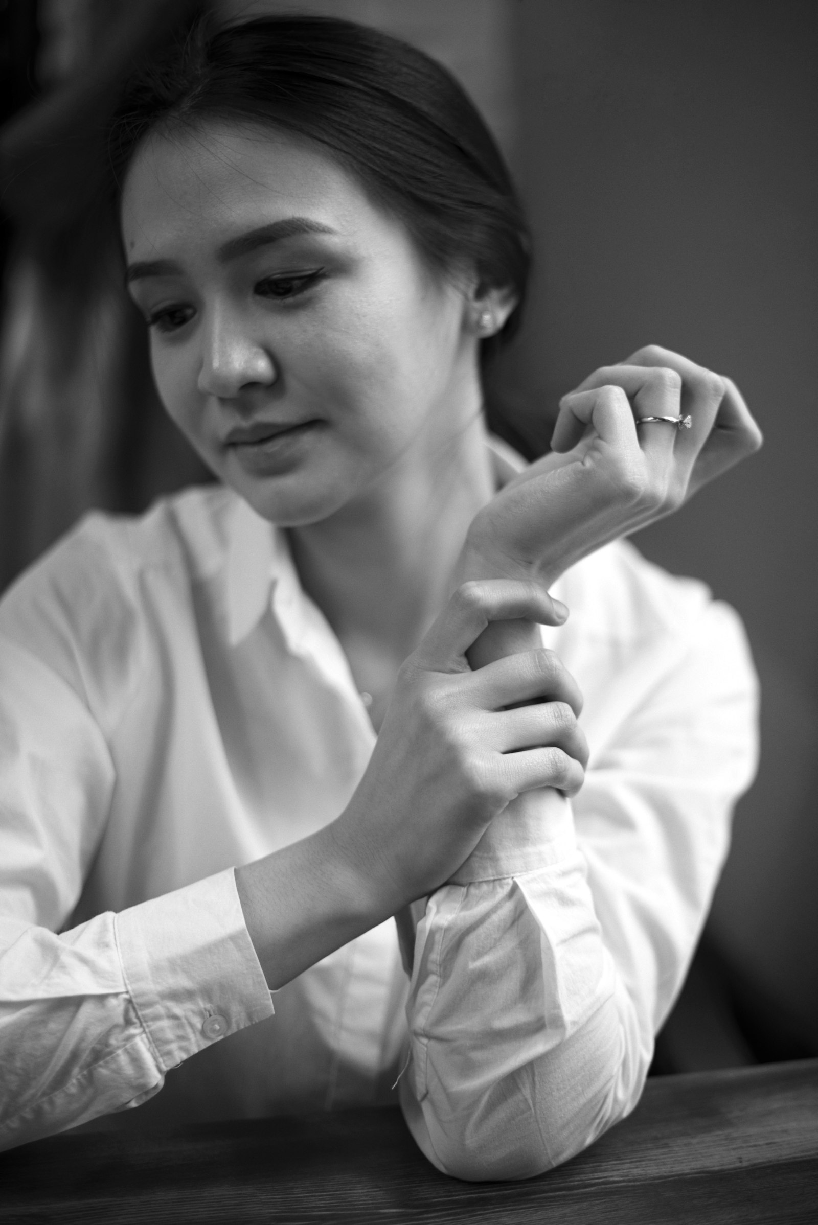 Nikon AF-S Nikkor 50mm F1.4G sample photo. Woman holding her forearm photography