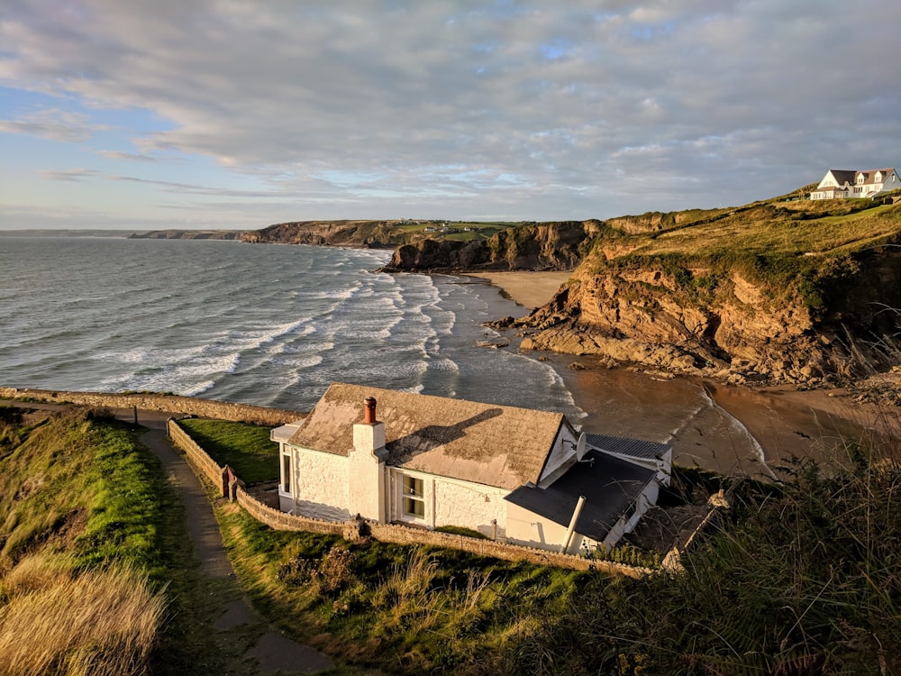 Vue de dessus de la Maison Blanche près du plan d’eau pendant le ciel gris