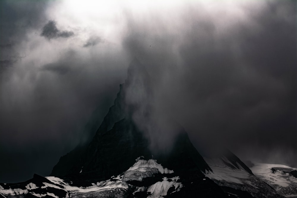 montagne pendant la saison de neige couverte de brouillard