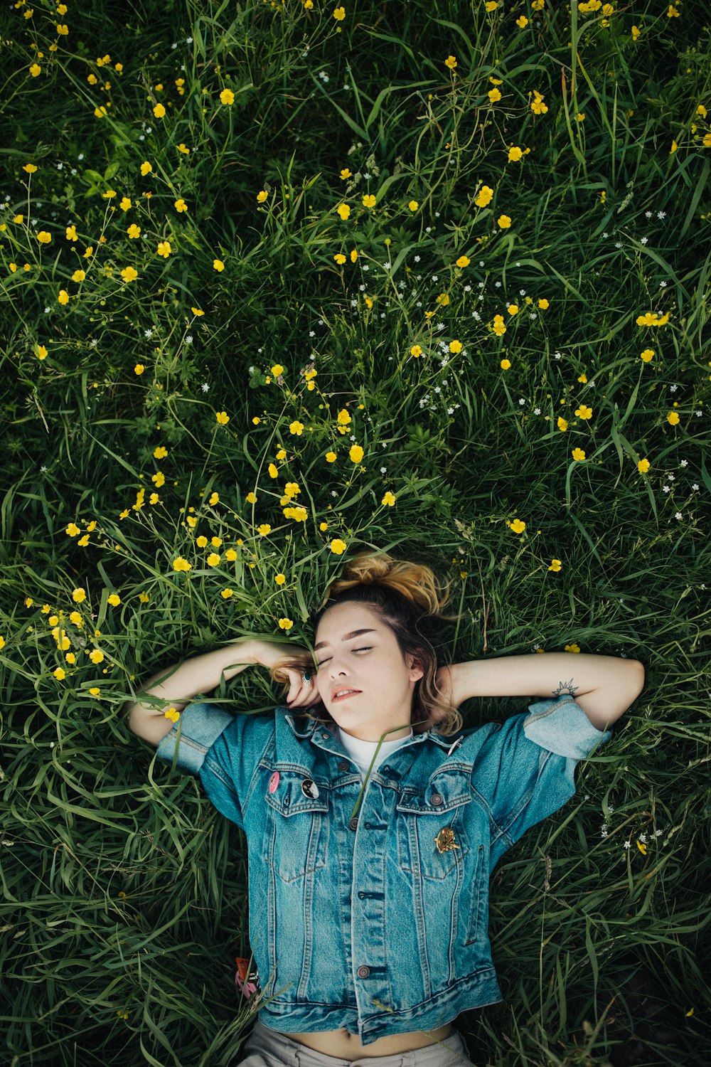 femme couchée sur la prairie