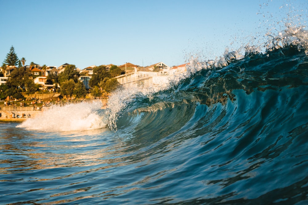 water waves hitting the shore during daytime