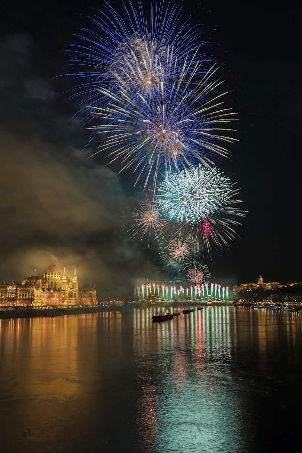 Foto de fuegos artificiales sobre el cuerpo de agua