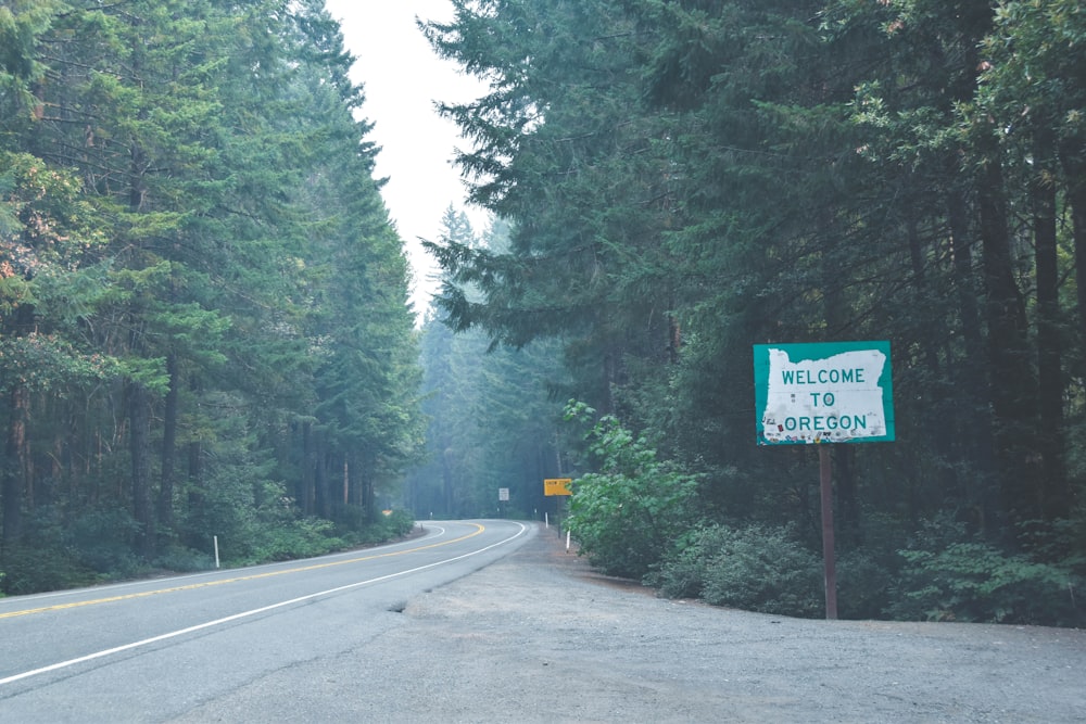 Willkommen bei Oregon Beschilderung in der Nähe von Bäumen