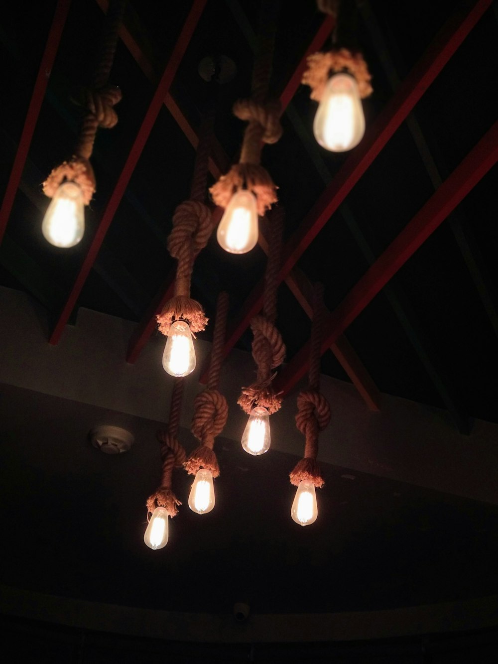 lampada illuminata in corda e legno