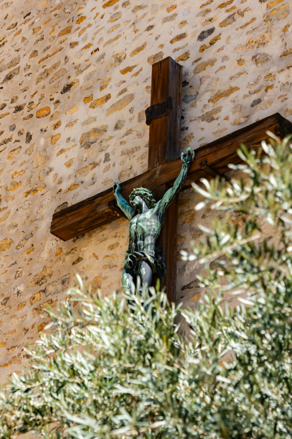 Crucifix à côté d’un mur brun