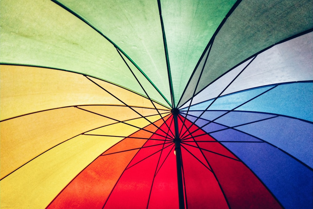 여러 가지 빛깔의 우산의 클로즈업