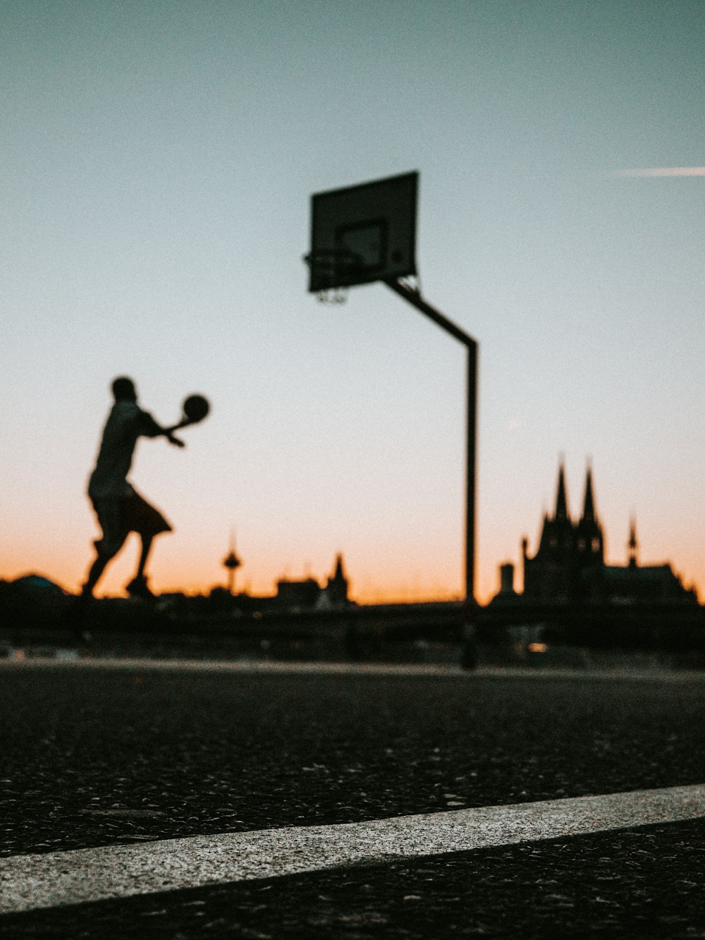 hombre sosteniendo la pelota saltando cerca del aro de baloncesto portátil