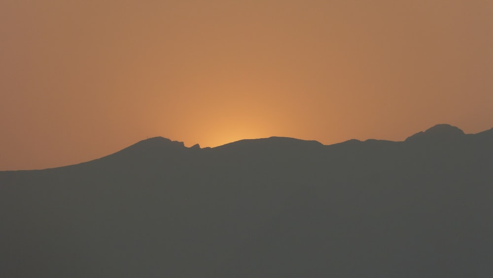 foto silhouette di montagna