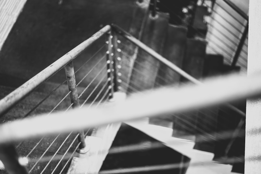 금속 계단 난간의 회색조 사진