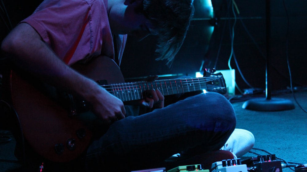 persona tocando la guitarra