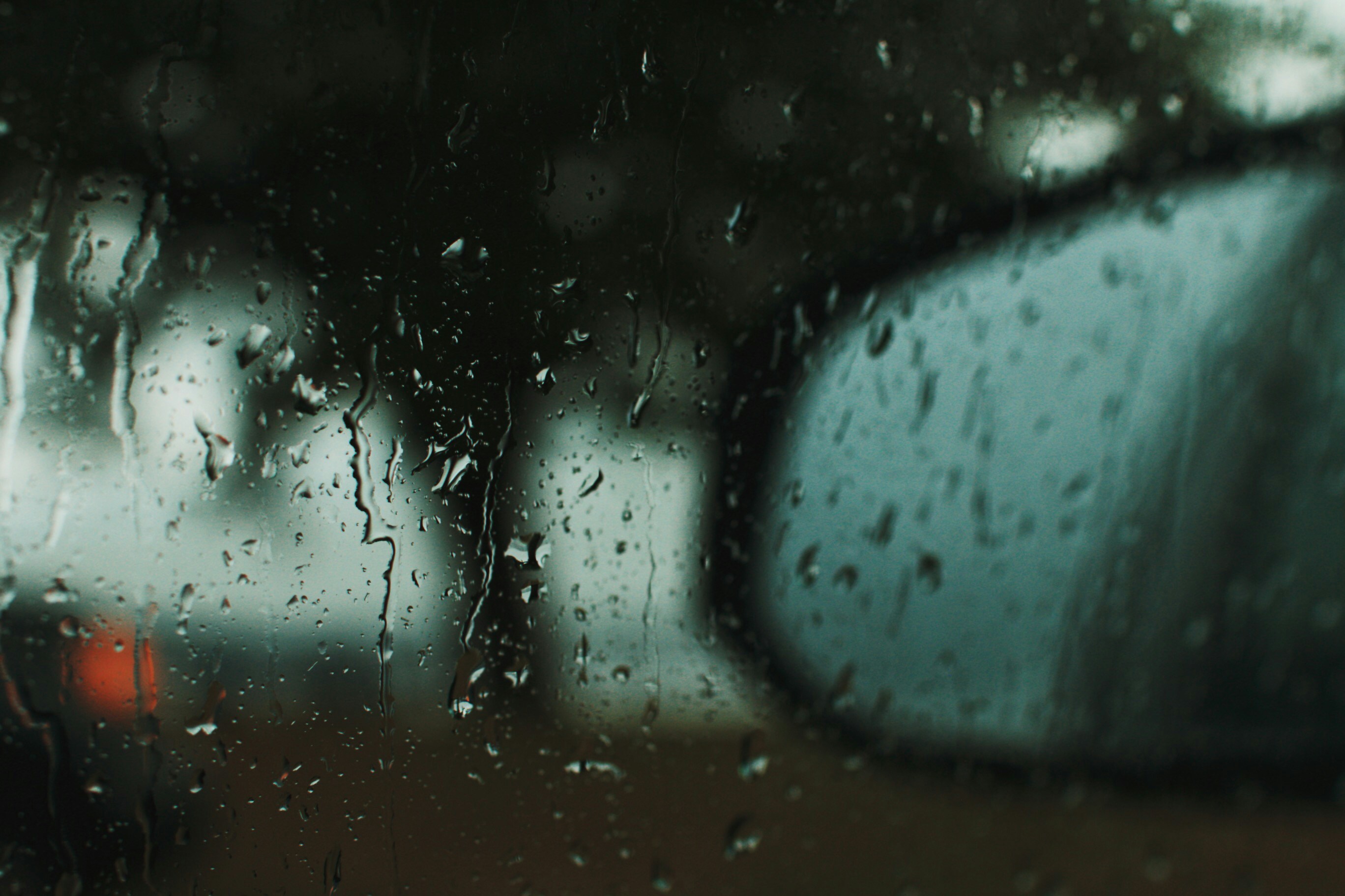 Угрюмый дождь. Холодная дождливая осень. Дерево грустное-счастливое. Угрюмый дождь. Грустный человек под дождем.