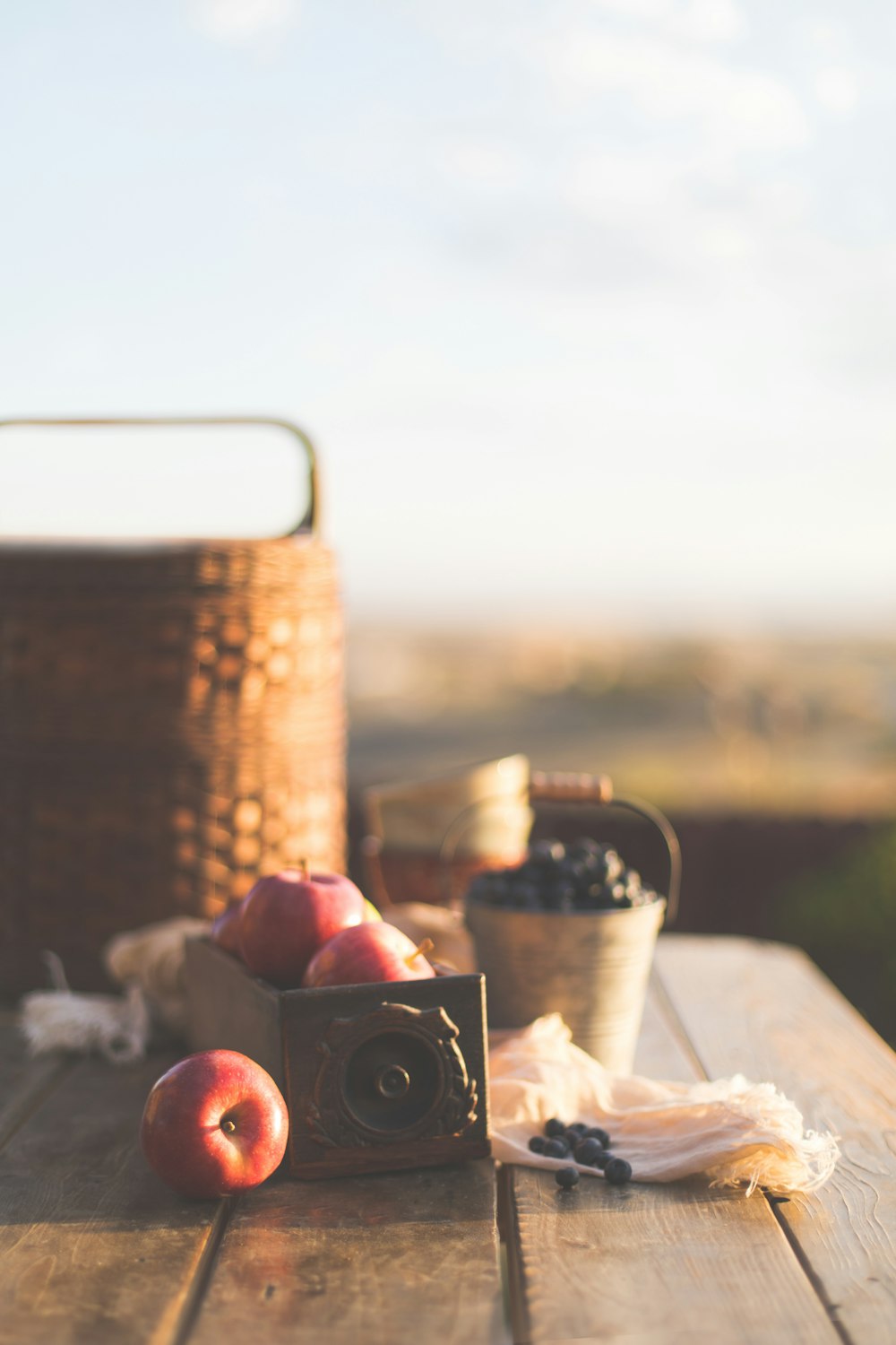 Manzana crujiente con miel al lado de las cestas