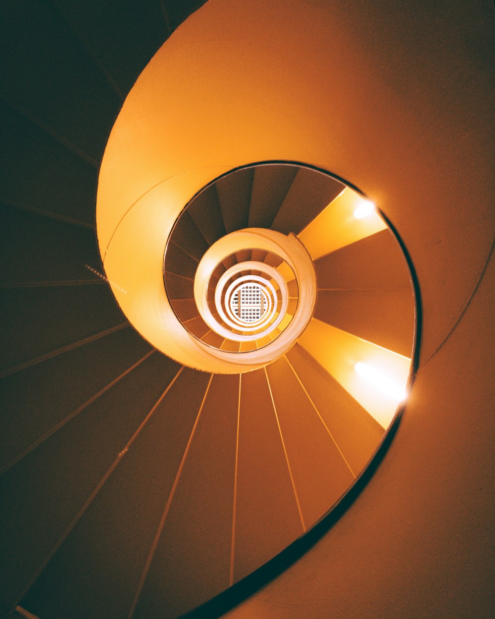 escada em espiral laranja e marrom