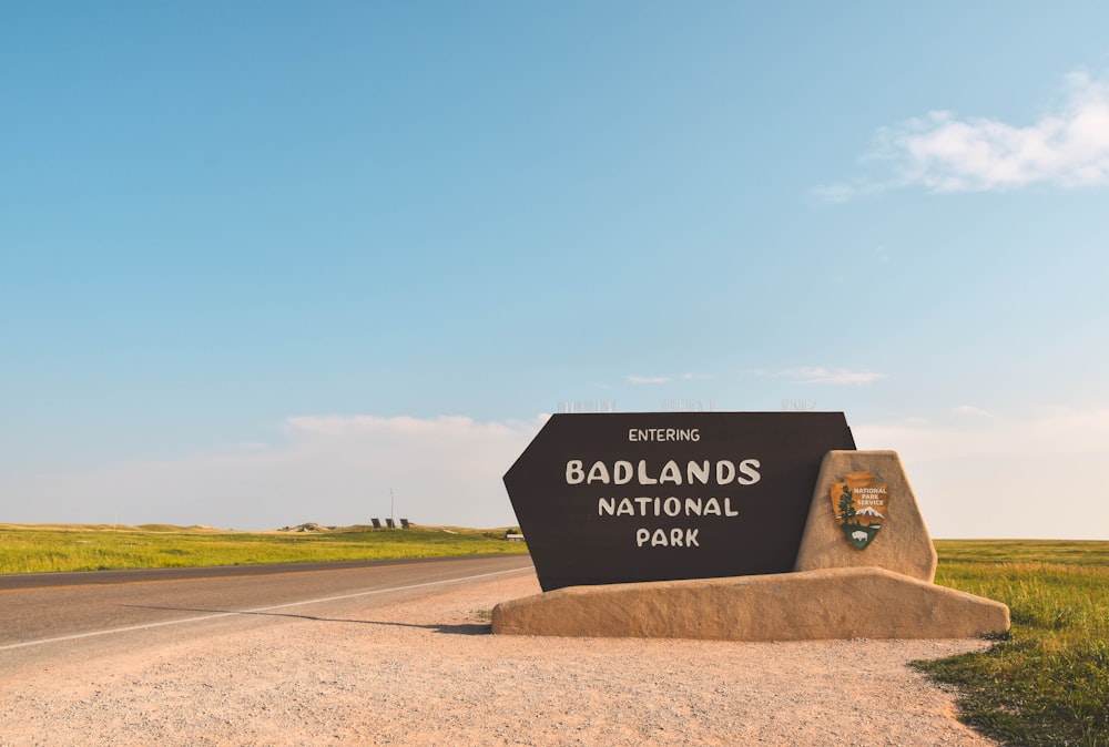 Señal de tráfico negra del Parque Nacional Badlands al lado de la carretera