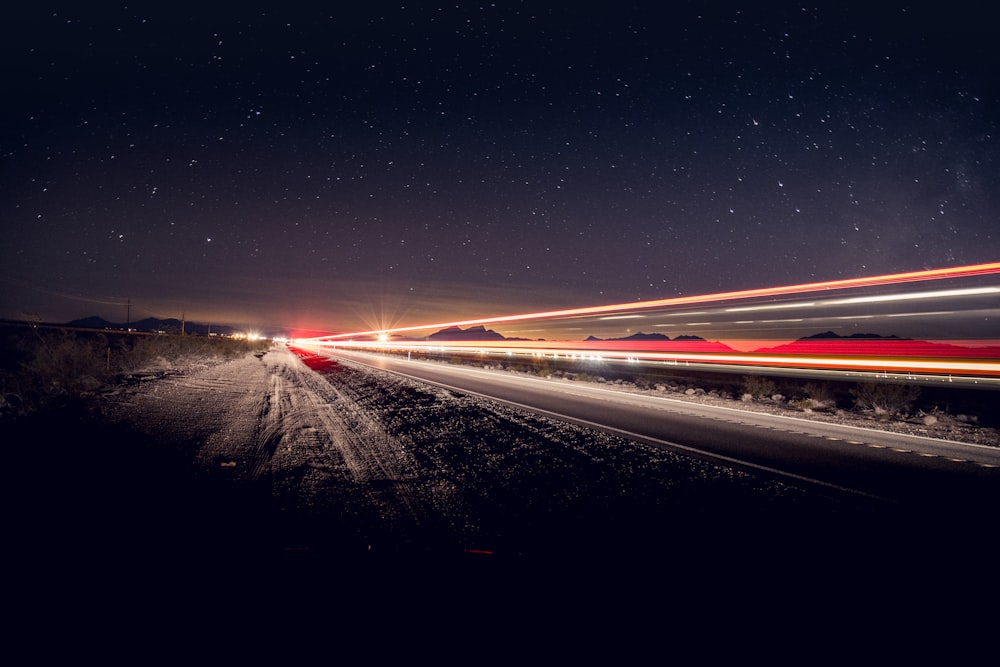 夜間の路上走行車両のタイムラプス撮影