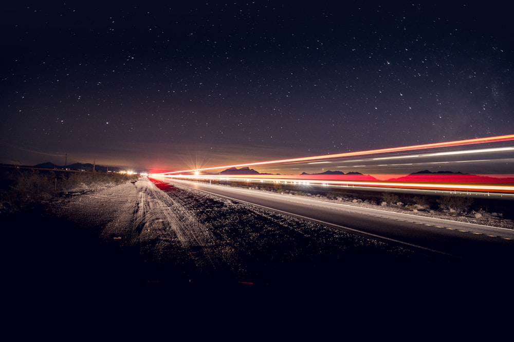 Zeitrafferfotografie von Fahrzeugen auf der Straße bei Nacht