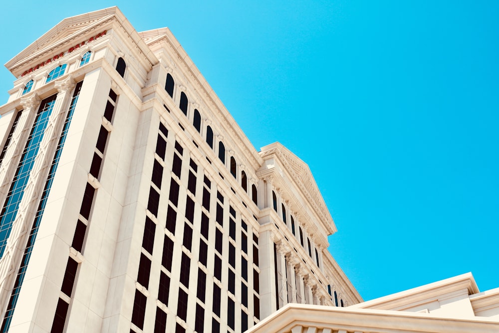 Un edificio alto con un reloj en la parte superior