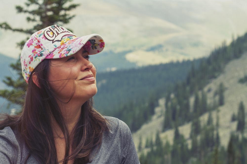 femme prenant selfie sur la montagne