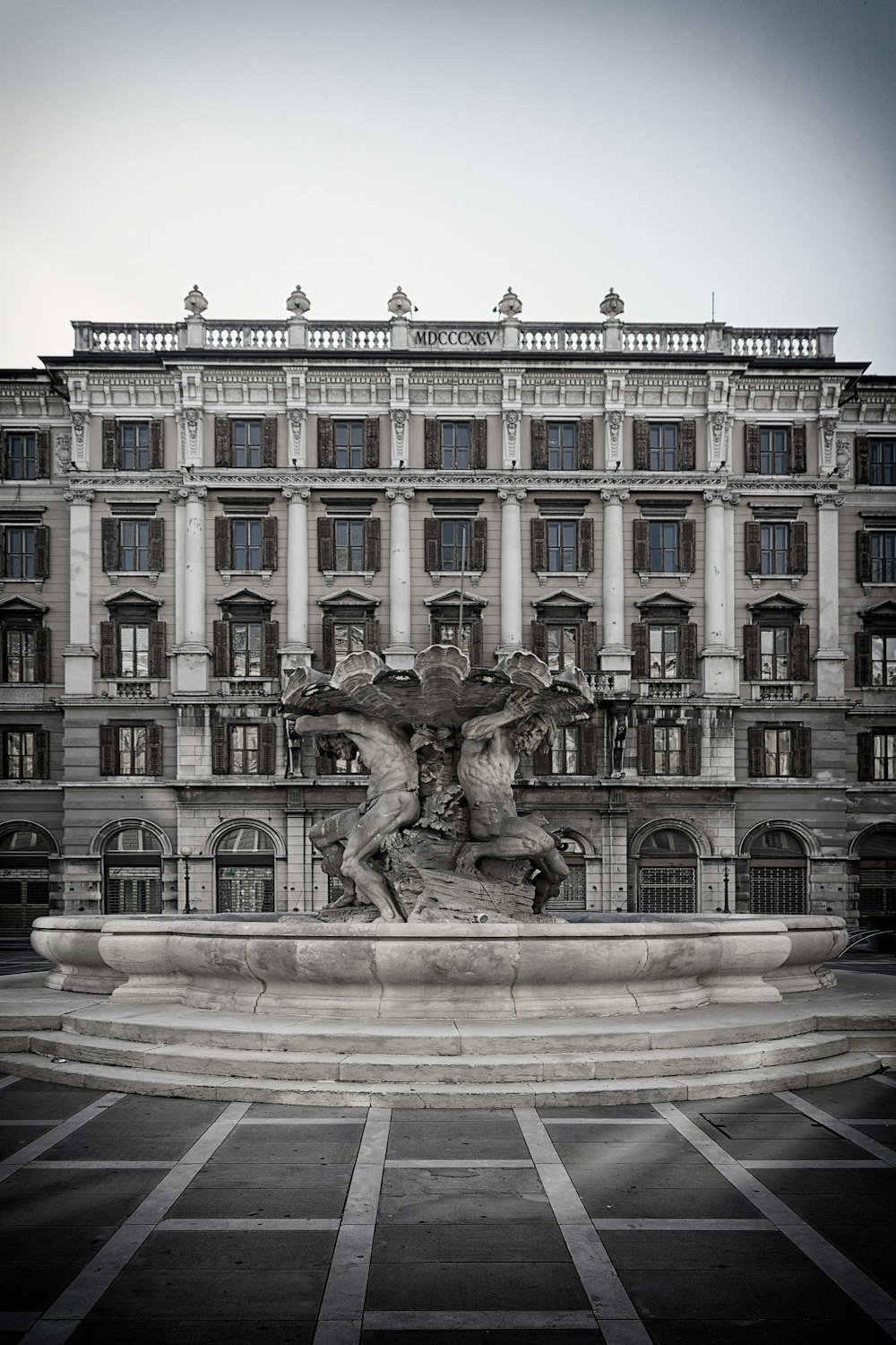 edificio in cemento grigio