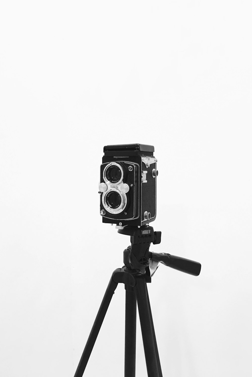삼각대의 검은 색과 은색 랜드 카메라