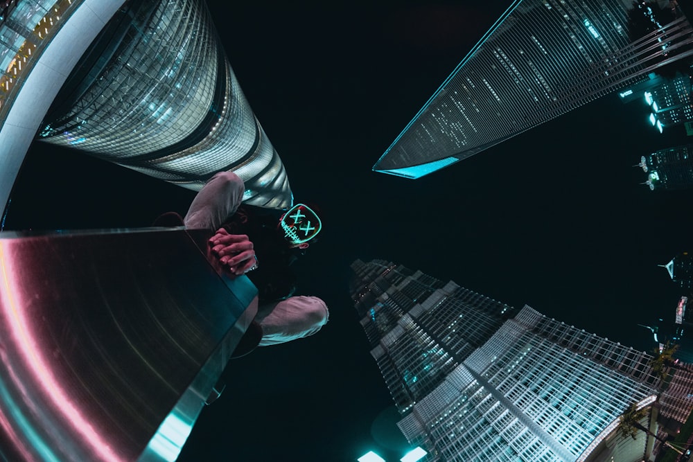 Fotografía de vista 360 de ojo de gusano de cuatro edificios de gran altura