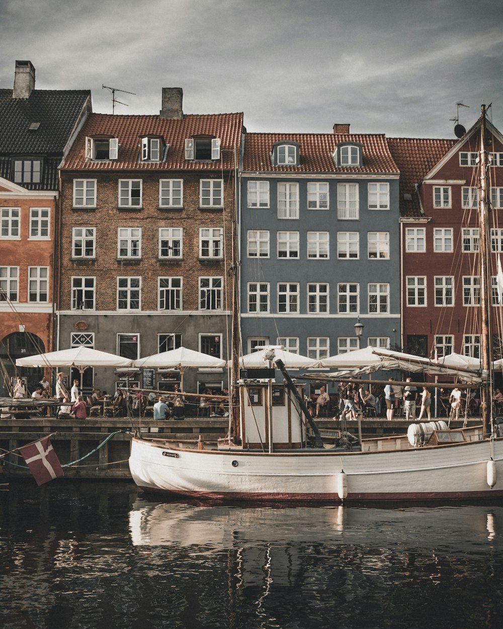 Maisons de bateau blanc sur le canal pendant la journée