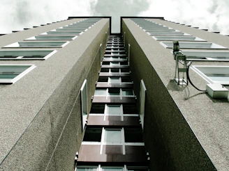 Side view of a skyscraper with AI overlay marking areas needing maintenance on the facade.