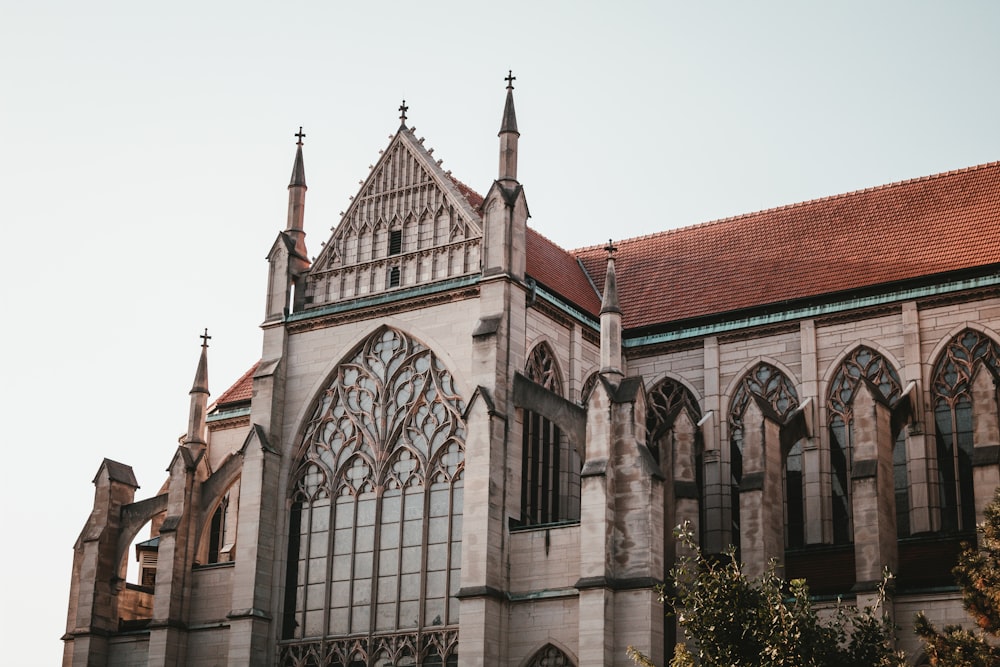 Kathedrale aus grauem und beigefarbenem Beton