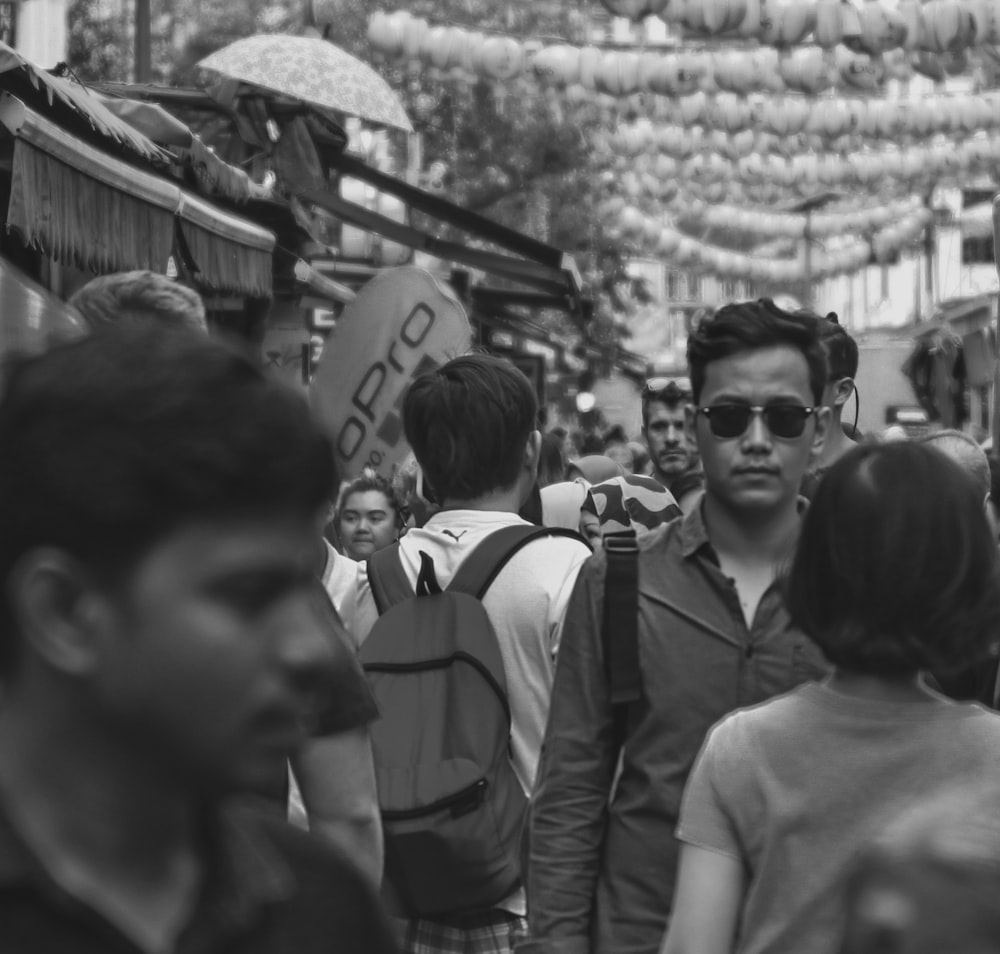 Fotografía en escala de grises de un grupo de personas al aire libre