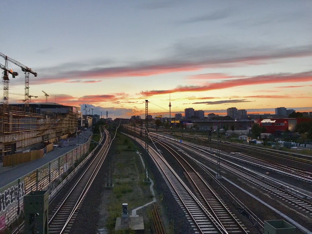 Fotografía de primer plano de los rieles del tren durante la hora dorada