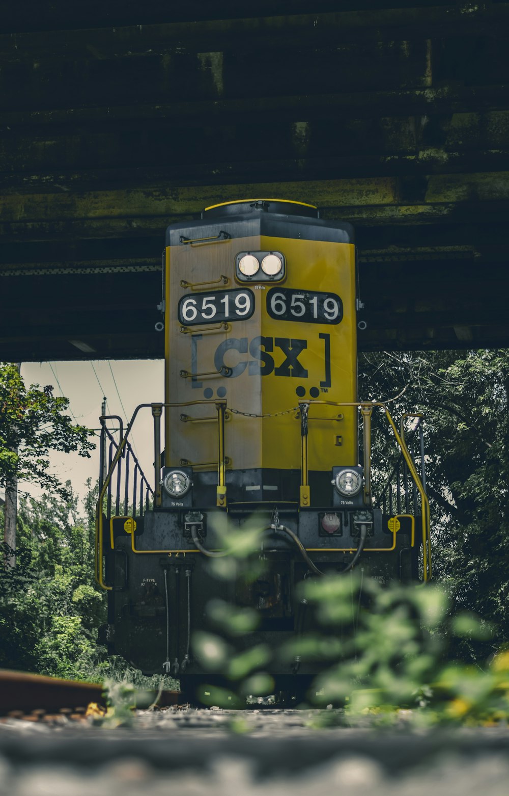 Fotografia filtrada do trem locomotiva amarelo e preto