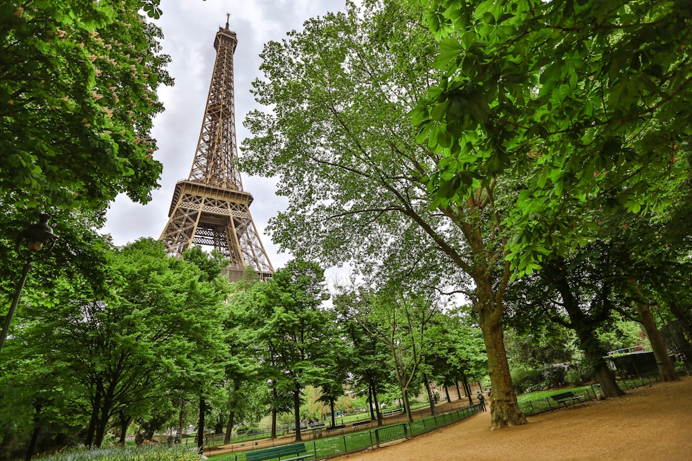 Foto contrapicada de la torre Eiffel durante el día