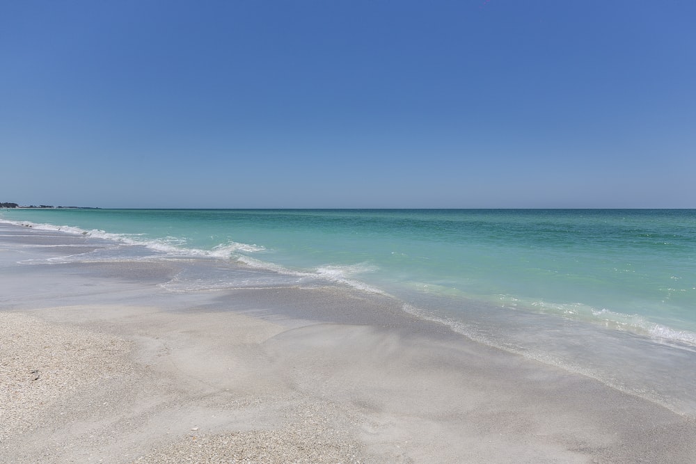 spiaggia vuota durante il giorno