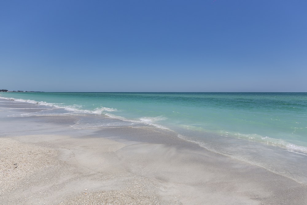 Vider le bord de mer pendant la journée