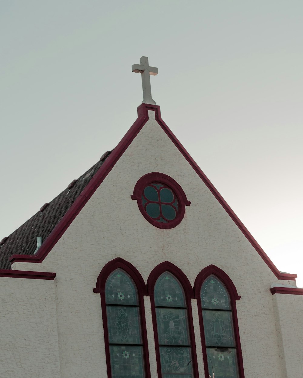 Angle bas de l’église peinte en blanc et rouge