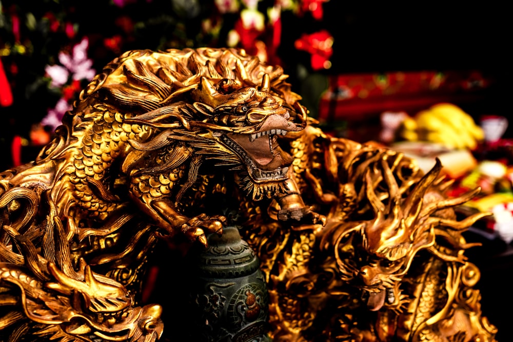 Figura de dragón chino de oro