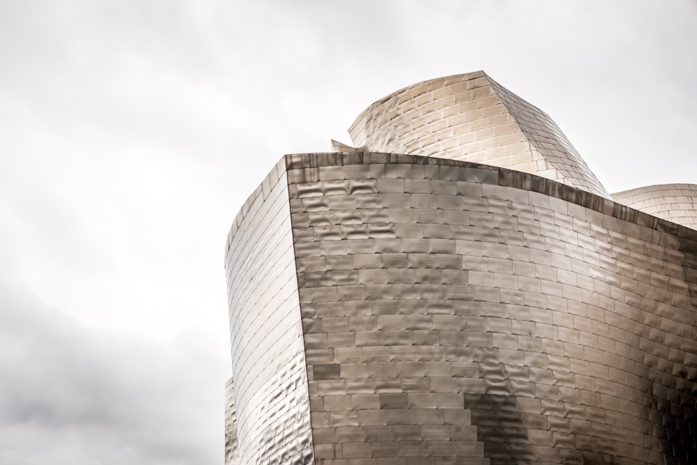 Foto de ángulo bajo de un edificio de gran altura