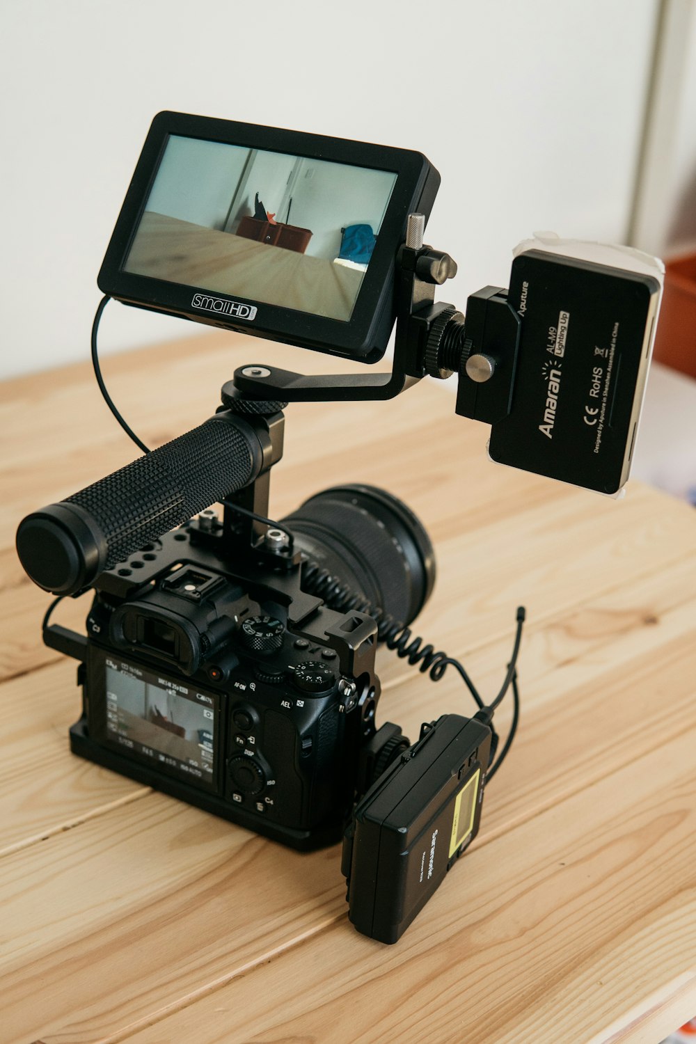 appareil photo reflex numérique allumé et plateau de table d’affichage