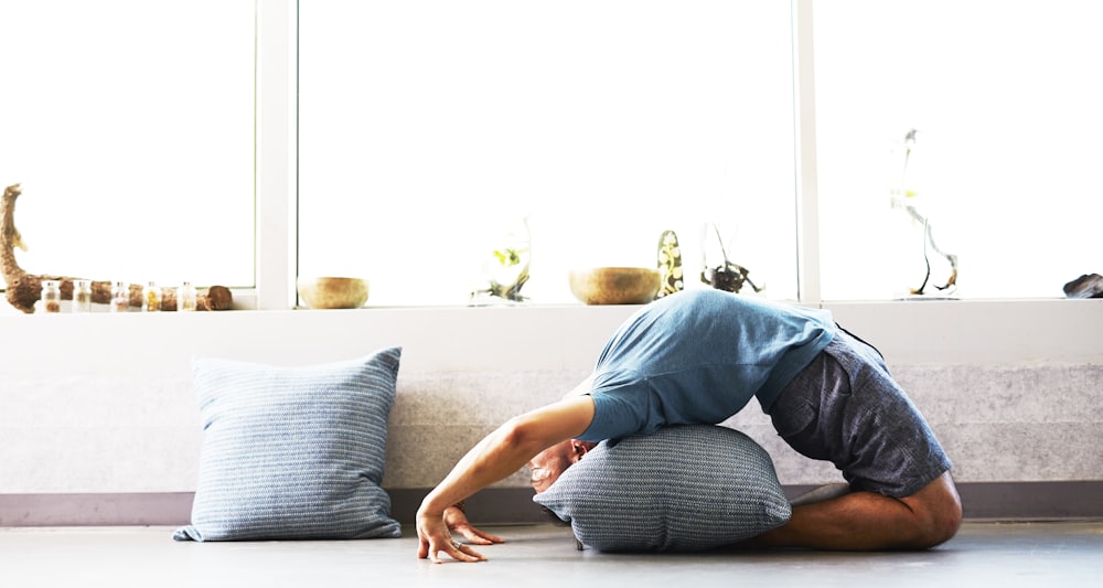 uomo che fa sessione di yoga