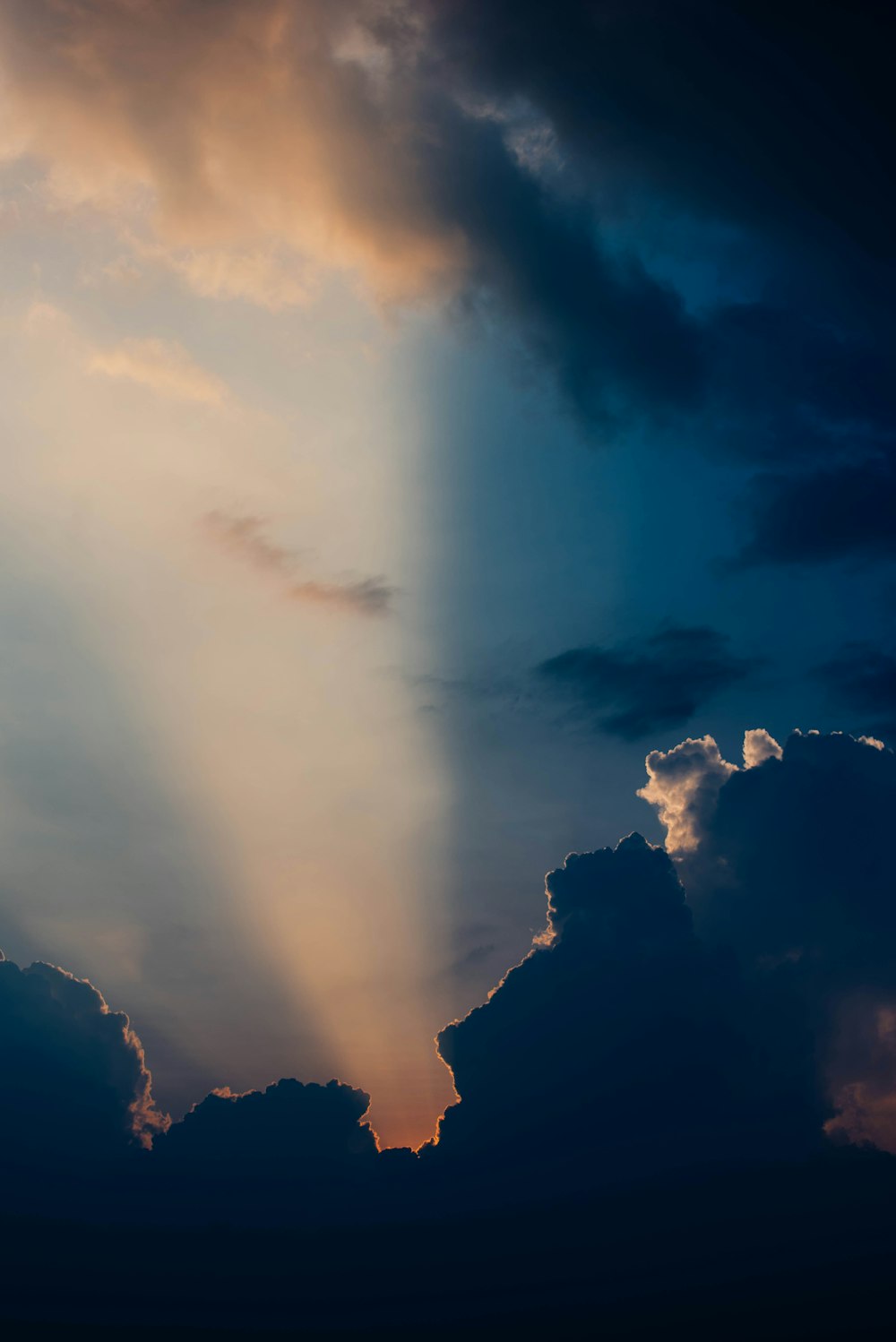 cielo bianco e blu di giorno