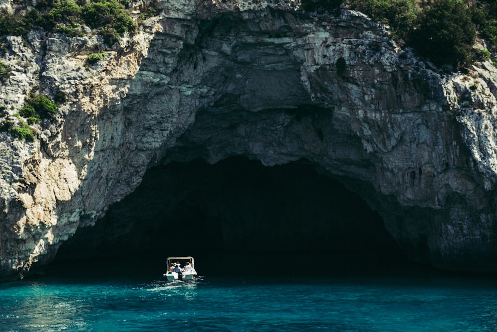 barca all'interno della grotta