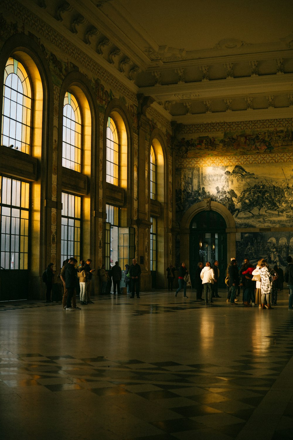 personnes à l’intérieur de la chambre