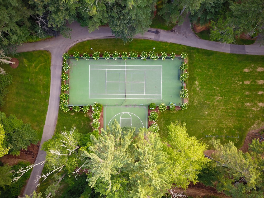 Photo de vue de dessus du court de tennis