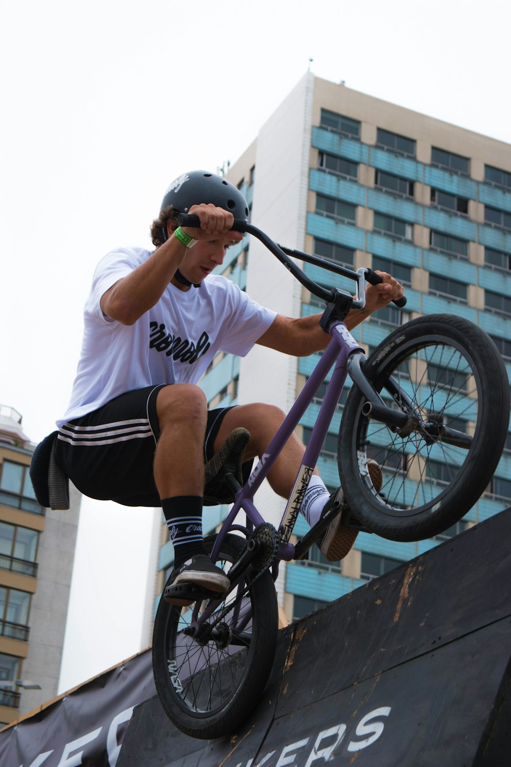 スロープの脇を自転車で登る男性