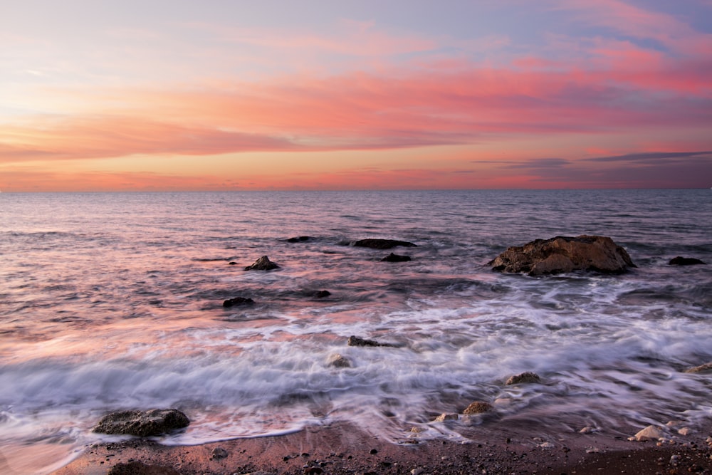 specchio d'acqua durante il tramonto