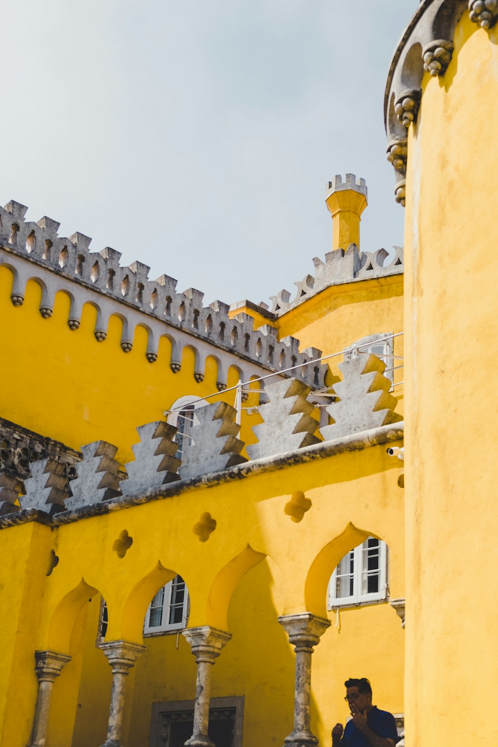 Photo en contre-plongée d’un bâtiment en béton jaune