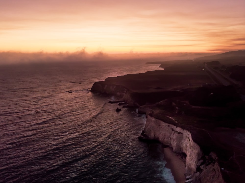 photographie aérienne de falaise sur la mer proche