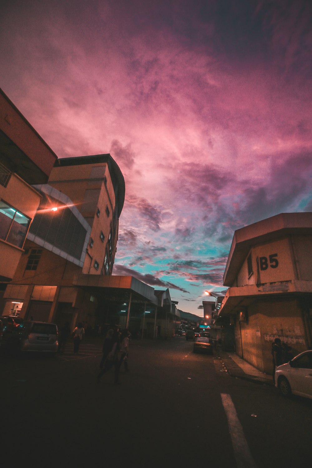 Un cielo púrpura y azul sobre un estacionamiento