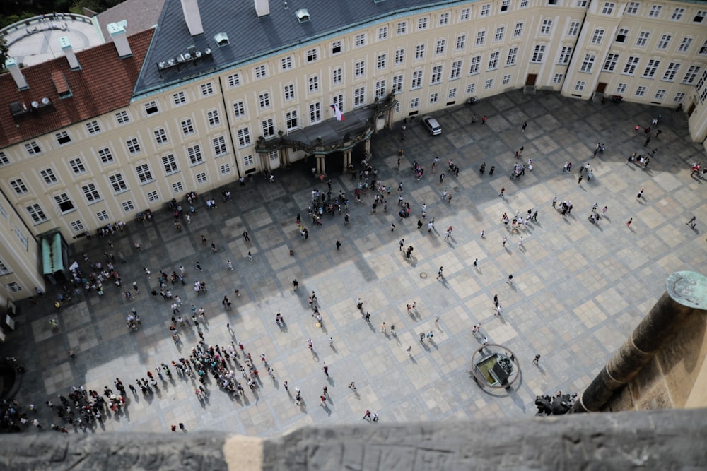 Gruppe von Menschen auf dem Platz